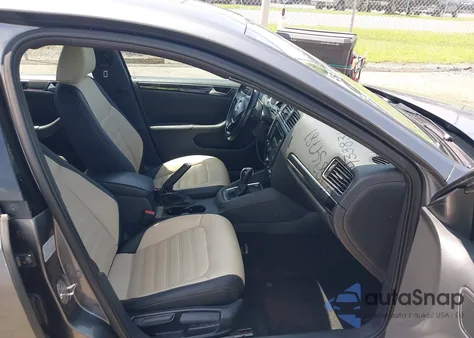 2015 Volkswagen Jetta 1.8T Sport z USA, uszkodzony, nr VIN 3VWD17AJ8FM419621